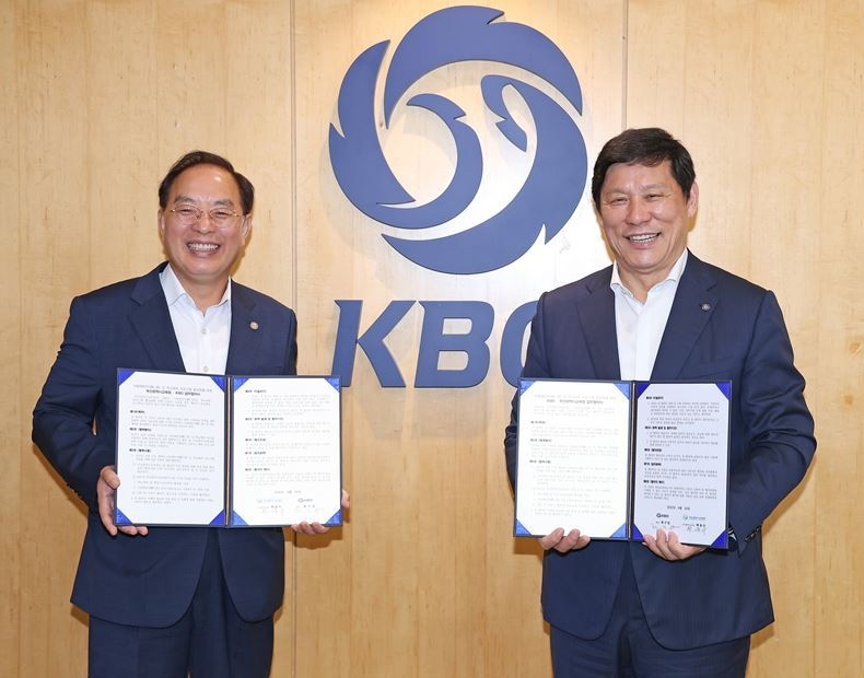정규수업 전 체육활동인 ‘아침체인지(體仁智)’의 전국 확산 및 보급을 위한 양해각서 체결한 허구연 KBO 총재(사진 왼쪽)와 하윤수 부산시교육감