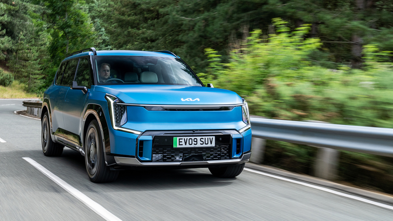 현대차그룹이 5일, ‘2024 독일 올해의 차(2024 German Car Of The Year)’서 기아 EV9과 현대차 아이오닉 6가 각각 럭셔리(Luxury) 부문, 뉴 에너지(New Energy) 부문에 선정되며 독일 올해의 차 최종 후보에 올랐다고 밝혔다.