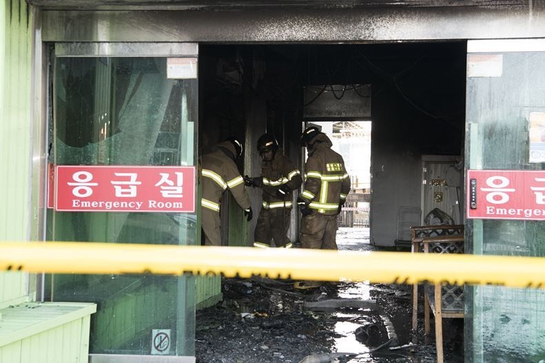 지난 2018년 1월26일, 경남 밀양시 가곡동 소재의 한 병원 화재 사고현장서 수색작업 중인 소방대원들 ⓒ뉴시스