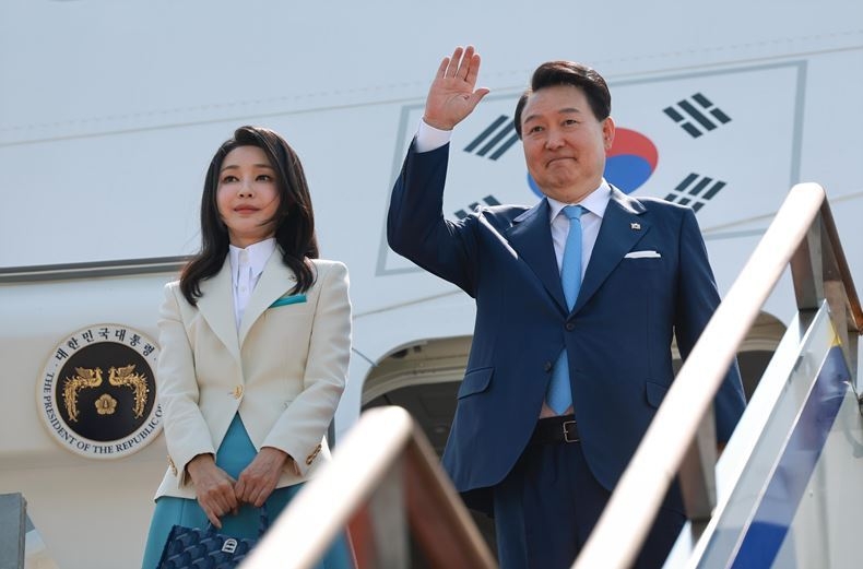 지난 6월19일, 윤석열 대통령(사진 오른쪽)과 부인 김건희 여사가 성남 서울공항서 베트남-프랑스 순방에 앞서 공군 1호기에 탑승 전 인사를 하고 있다. ⓒ뉴시스