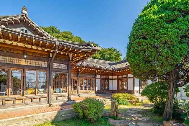 오래된 숲속에 있는 듯한 1883모던하우스