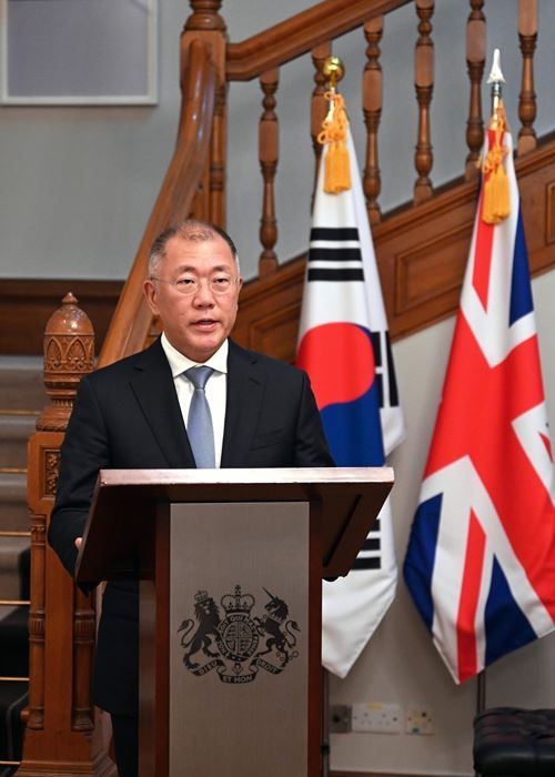 정의선 현대차그룹 회장이 지난 14일, 서울 중구 주한영국대사관서 대영제국 지휘관 훈장 수훈 직후 소감을 밝히고 있다. ⓒ현대차그룹