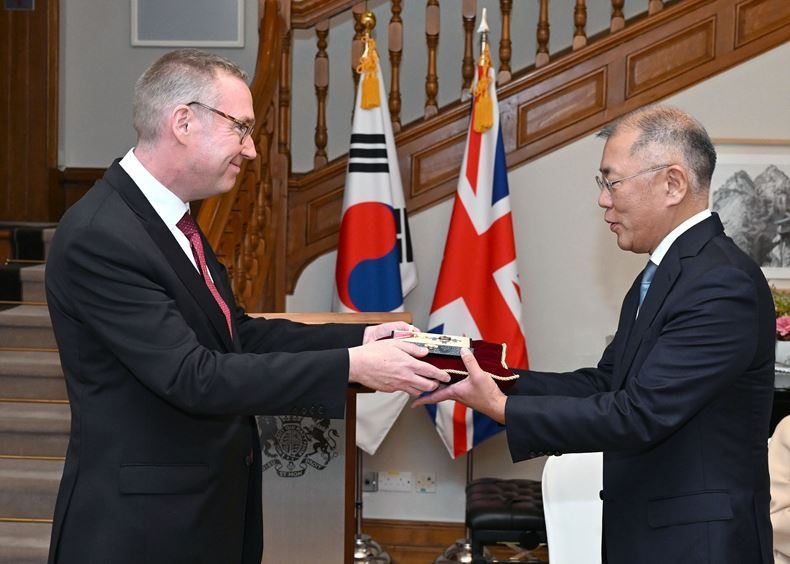 정의선 현대차그룹 회장(사진 오른쪽)이 지난 14일, 서울 중구 주한영국대사관서 콜린 크룩스(Colin Crooks) 주한영국대사로부터 대영제국 지휘관 훈장을 전달받고 있다. ⓒ현대차그룹