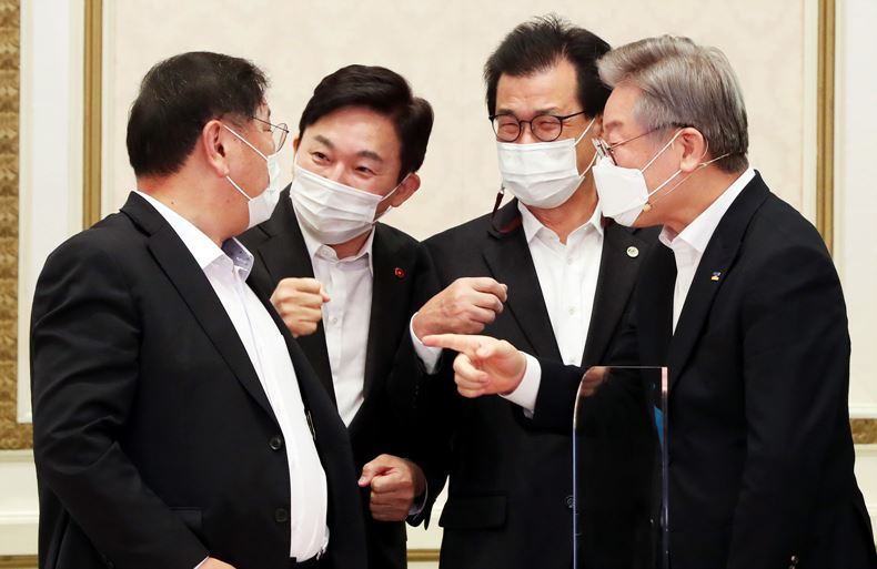 ‘제2차 한국판 뉴딜 전략회의’에 앞서 대화 나누는 원희룡 국토교통부 장관(사진 왼쪽서 두 번째)과 이재명 더불어민주당 대표(오른쪽), 김태년 전 민주당 원내대표 ⓒ뉴시스