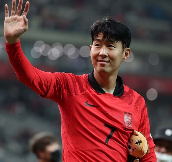 7년 연속 한 해를 빚낸 스포츠선수 1위로 선정된 잉글랜드 프리미어리그 토트넘 홋스퍼의 주장 손흥민 선수