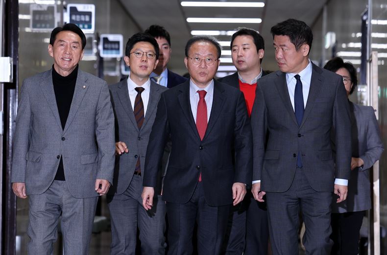 윤재옥 국민의힘 원내대표 겸 대표 권한대행(사진 오른쪽 앞줄서 두 번째), 김병민 최고위원(왼쪽서 두 번째) 등 지도부가 최고위원회의 참석을 위해 이동하고 있다. ⓒ뉴시스