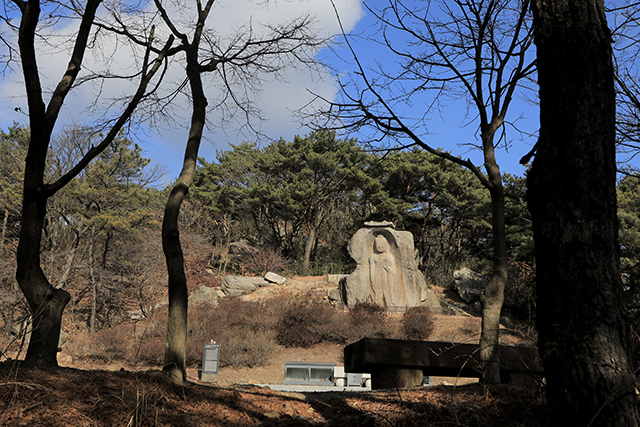 기도하러 온 이들과 시선을 맞추려는 듯한 홍성 신경리 마애여래입상