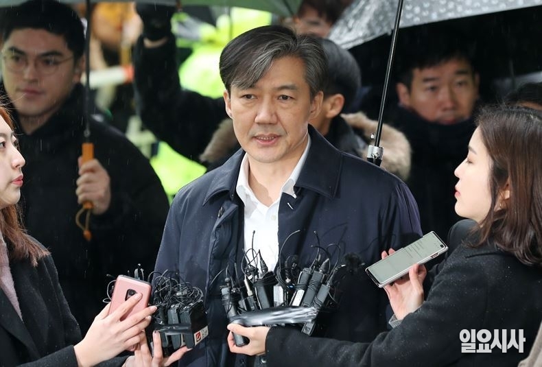 취재진 질문에 답변 중인 조국 전 법무부 장관 ⓒ<일요시사> DB
