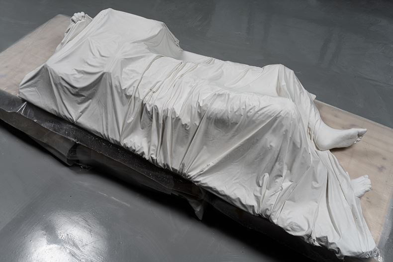 Wake Up! 2024 채집되고 조합된 흙 석고 74x180x65cm ⓒ정나영