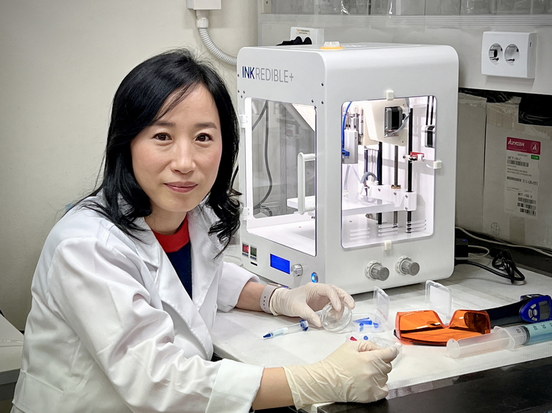 2년 동안 특허출원, 기술 이전, 국제 저명학술지 <Animal Bioscience>에 단독 1저자 논문 게재로 지난 16일, 호서대학교 학위 수여식서 최우수졸업논문상을 수상한 호서대 석사학위 졸업자 박은혜씨 ⓒ호서대학교