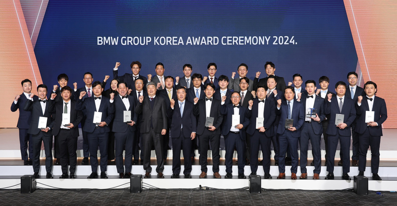지난 27일, ’BMW 그룹 코리아 어워드 2024’서 수상한 삼천리 모터스 임직원들이 단체사진을 촬영하고 있다. 