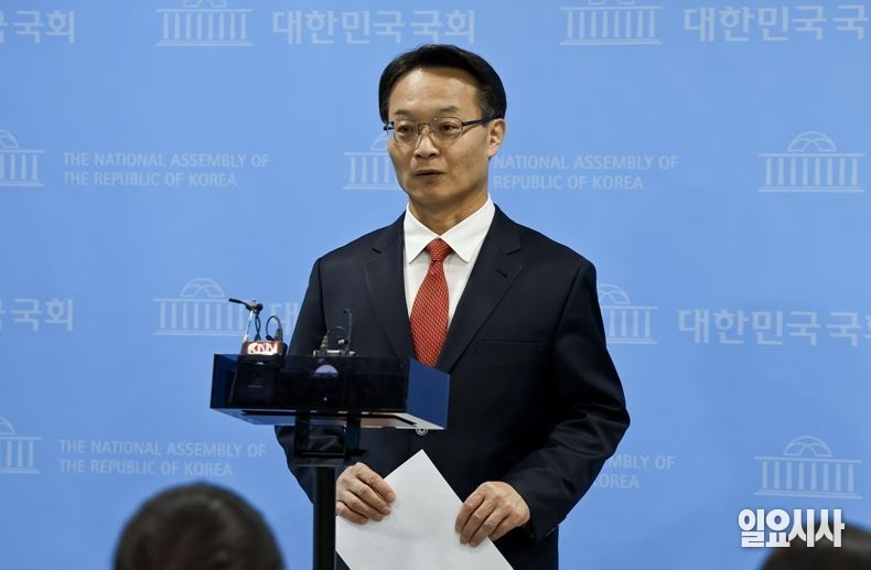 지난 2월13일, 험지 출마 요구와 관련한 취재진 질문에 답변 중인 조해진 후보 ⓒ고성준 기자