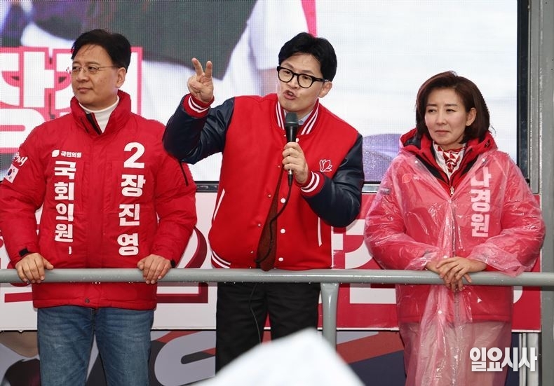 지난달 30일, 서울 동작구 성대시장 인근서 선거유세 중인 한동훈 국민의힘 비상대책위원장 겸 총괄선대위원장 ⓒ고성준 기자