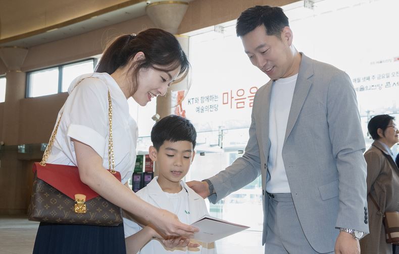 지난 4일, KT가 102번째 어린이날을 맞이해 예술의전당에서 임직원 가족 650여명을 대상으로 ‘마음을 담은 클래식 콘서트’ 관람을 진행했다. ⓒKT