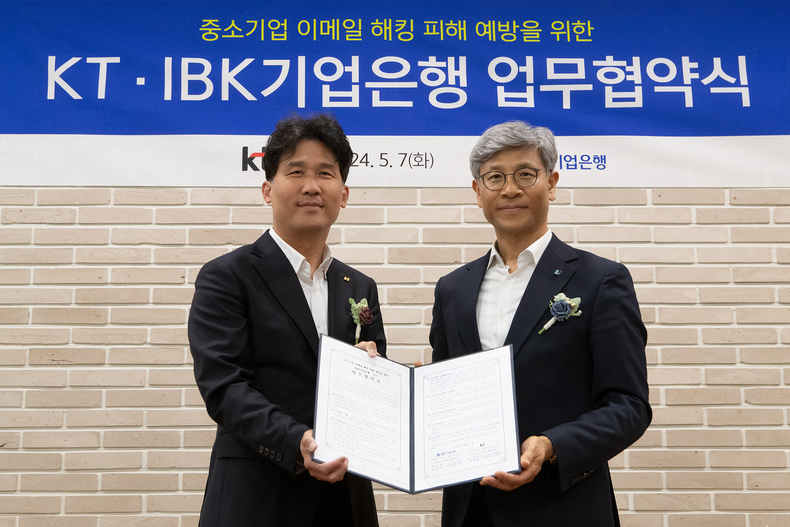 (사진 왼쪽부터)KT 통신사업본부 명제훈 본부장과 IBK 기업고객그룹 임문택 그룹장(부행장) ⓒKT