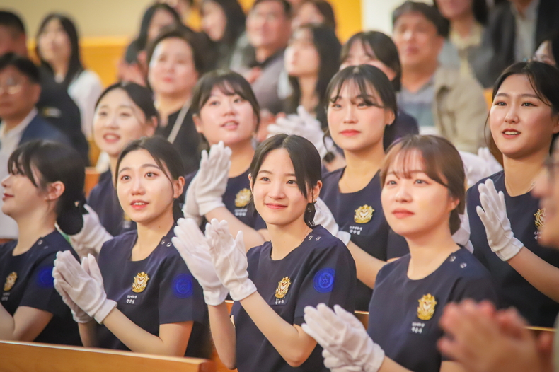 10일, 충남 아산시 소재의 아산캠퍼스 대학교회서 ‘제17회 나이팅게일 선서식’ 갖는 호서대학교 간호학과 학생들 ⓒ호서대
