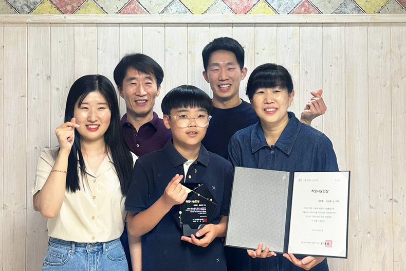 희망나눔재단이 28일, 5월 가정의 달을 맞아 세 번째 희망나눔인으로 권희원·김성희 부부와 자녀들을 공동 선정했다(사진 윗줄 오른쪽부터 시계 방향으로 아버지 권희원씨, 장남 권성현군, 어머니 김성희씨, 막내 아들 권태호군, 장녀 권서연양).