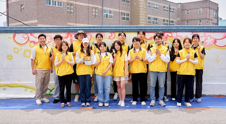 HDC현대산업개발이 지난 5월, HDC 심포니 앙상블 단원과 HDC그룹사와 함께 용산구 관내 삼광초 어린이와 인근 주민들의 거주환경 개선을 위한 봉사활동으로 벽화 그리기를 완성한 후 기념촬영을 갖고 있다.