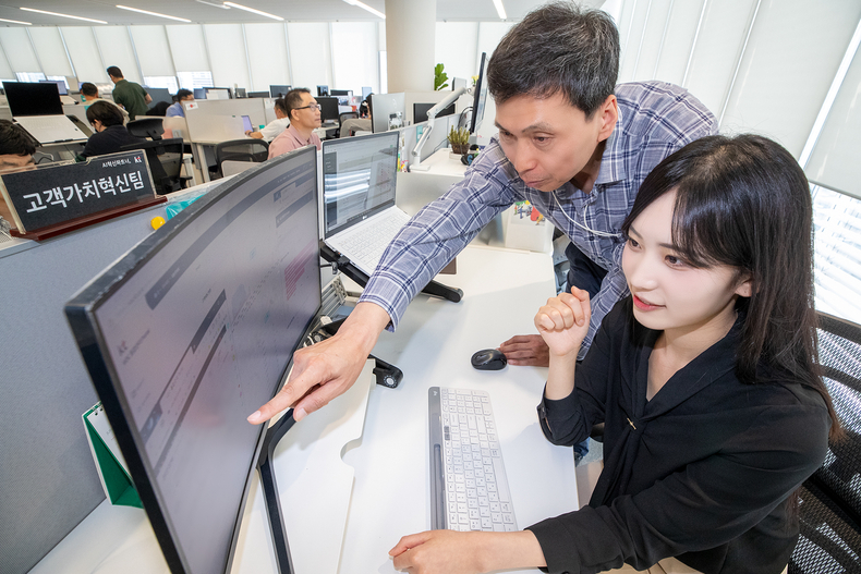 KT 한 관계자가 사내 ‘AI-VOC 포털’을 통해 고객 VOC를 모니터링하고 있다.