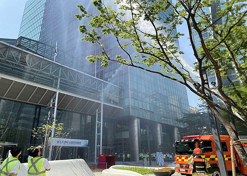 포스코그룹이 지난 14일, 서울 대치동 포스코센터서 강남소방서와 합동 소방안전훈련을 실시하고 있다. 