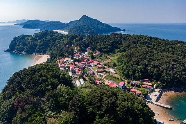 바다와 산을 테두리 삼아 안온하게 들어선 계남마을