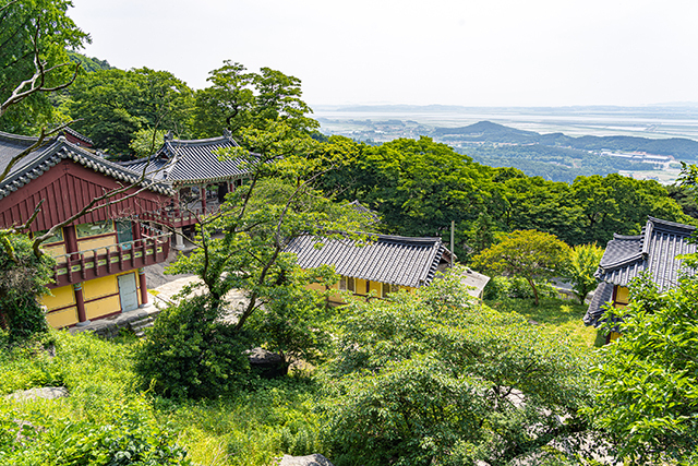 부석사는 도비산 서쪽 중턱에 숨은 듯 자리한 사찰이다.