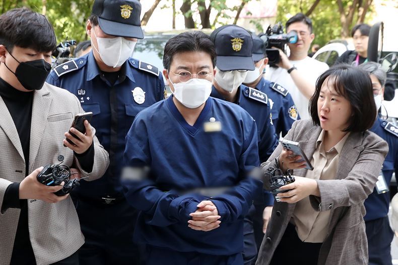 ‘소시에테제네랄(SG) 증권발(發) 주가폭락 사태’서 수천억원대 부당이득을 챙긴 혐의를 받는 라덕연 H 투자컨설팅업체 대표가 지난해 5월11일, 서울 양천구 남부지방법원에서 예정된 영장실질심사에 출석하고 있다. ⓒ뉴시스