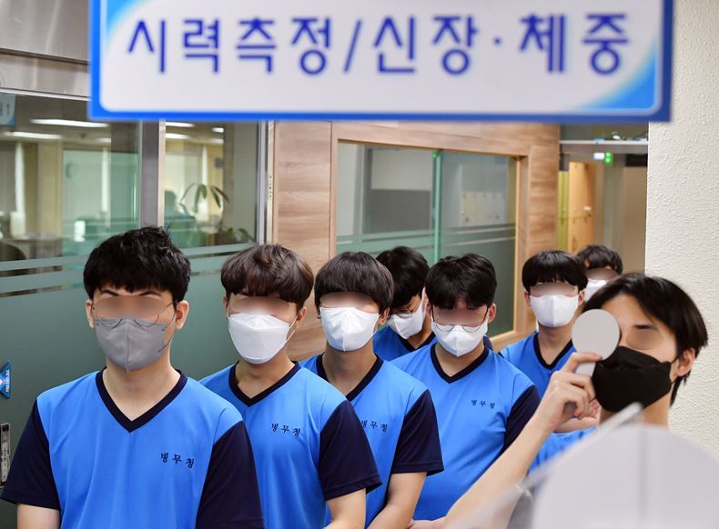 신체검사 중인 입영 대상자들 ⓒ뉴시스