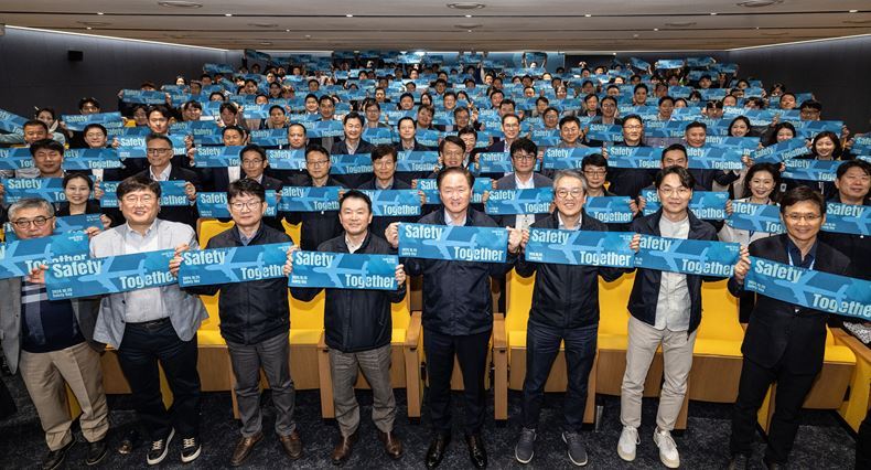 지난 25일, 서울 강서구 대한항공 본사에서 제2회 ‘세이프티 데이(Safety Day)’ 행사가 개최된 가운데, 대한항공 안전보안 총괄관리자들이 안전문화 리더십 헌장 결의를 하고 있다. 