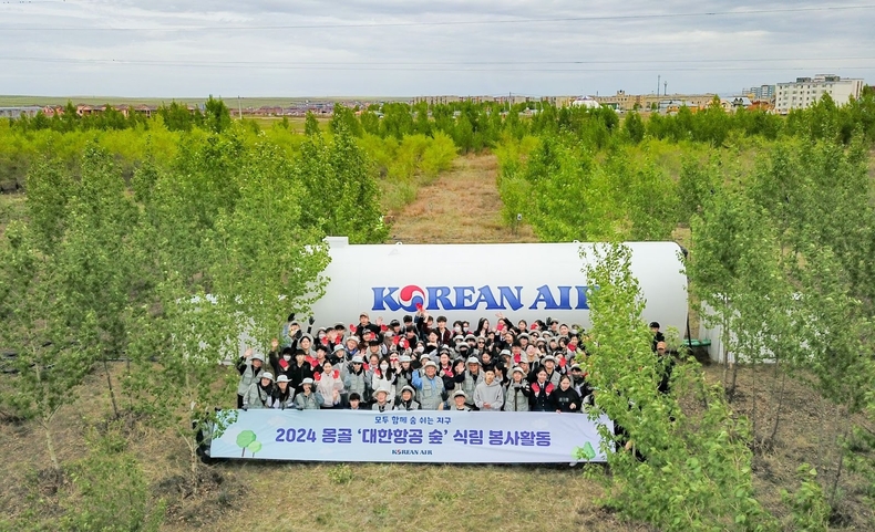 대한항공과 델타항공 임직원들이 지난 4월 필리핀의 주거환경을 개선하는 해비타트 활동에 참여해 기념촬영을 갖고 있다. 