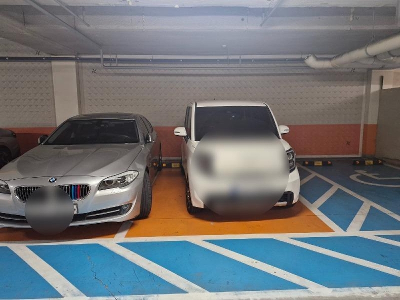 경차인 기아 레이 옆의 주차구역 라인을 침범해 주차돼있는 BMW 차량 ⓒ보배드림