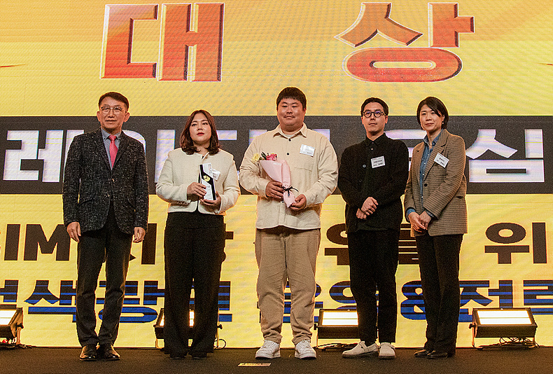 시상식에 참석한 검색퍼포먼스 부문 대상 수상자 유재신 플레이디 성장전략본부 본부장(오른쪽 첫 번째) ⓒKT