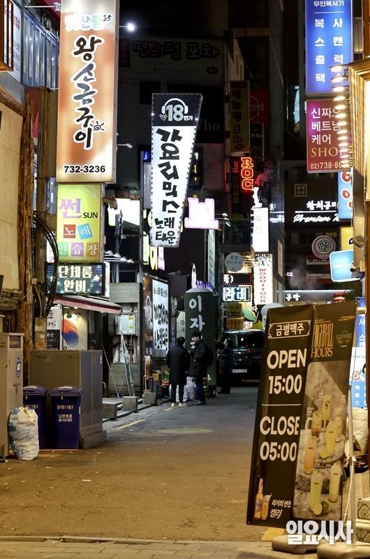 지난달 23일 오후 9시, 썰렁한 모습을 보이고 있는 서울 종로구 소재의 젊음의 거리 ⓒ고성준 기자
