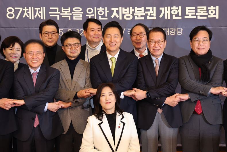 권영세 국민의힘 비상대책위원장, 오세훈 서울시장을 비롯한 참석자들이 지난 12일, 서울 여의도 국회 도서관서 열린 87체재 극복을 위한 지방분권 개헌 토론회서 기념촬영을 하고 있다. ⓒ뉴시스