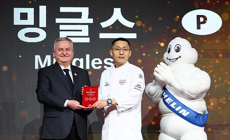 26일 서울 중구 웨스틴 조선 서울 호텔서 열린 미쉐린 가이드 서울&부산 2025년 셀렉션 공개 행사에서 미쉐린 3스타로 승급된 파인다이닝 레스토랑 밍글스의 강민구 셰프가 제롬 뱅송 미쉐린 코리아 대표로부터 상패를 받고 기념촬영 하고 있다. ⓒ뉴시스