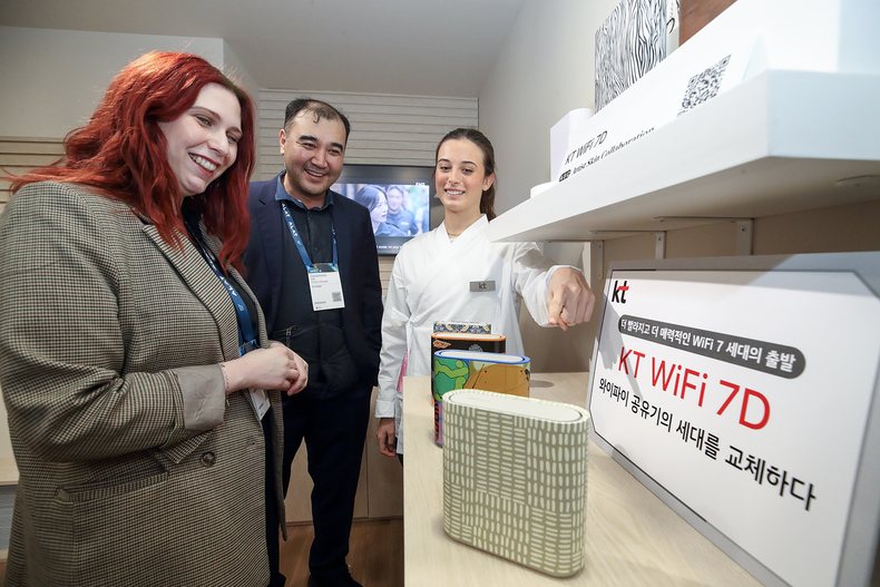 MWC25 KT 전시장서 KT관계자들이 와이파이 공유기 'KT WiFi 7D‘를 소개하고 있다.