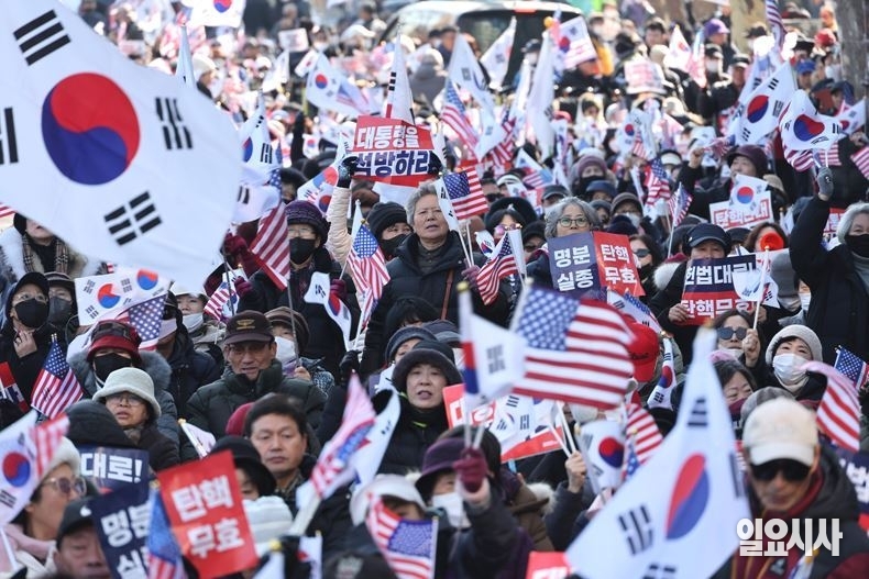 지난 1월23일, 서울 종로구 소재의 헌법재판소 인근서 탄핵 반대 집회 갖는 윤석열 대통령 지지자들 ⓒ사진공동취재단