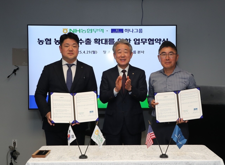 지난 4월21일(현지시각), 미국 하나그룹 본사에서 강호동 농협중앙회장(가운데)과 진현준 농협무역미국법인장(왼쪽), 나신명 하나그룹 대표(오른쪽)가 한국 농식품의 미국 동부시장 수출 확대를 위한 업무협약(MOU)을 체결하고 있다. ⓒ농협중앙회