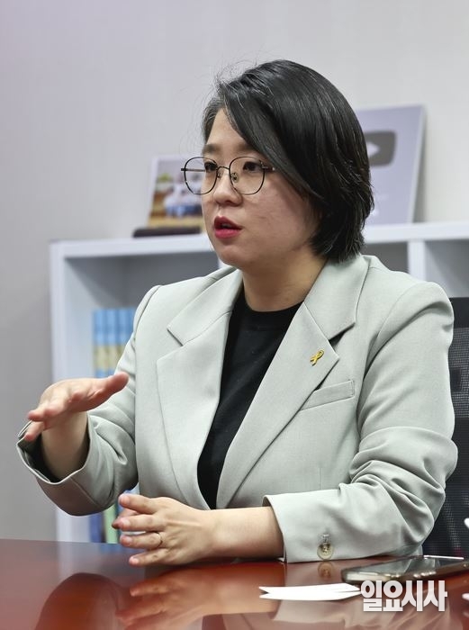 용혜인 기본소득당 대표가 <일요시사>와 인터뷰를 갖고 있다. ⓒ고성준 기자