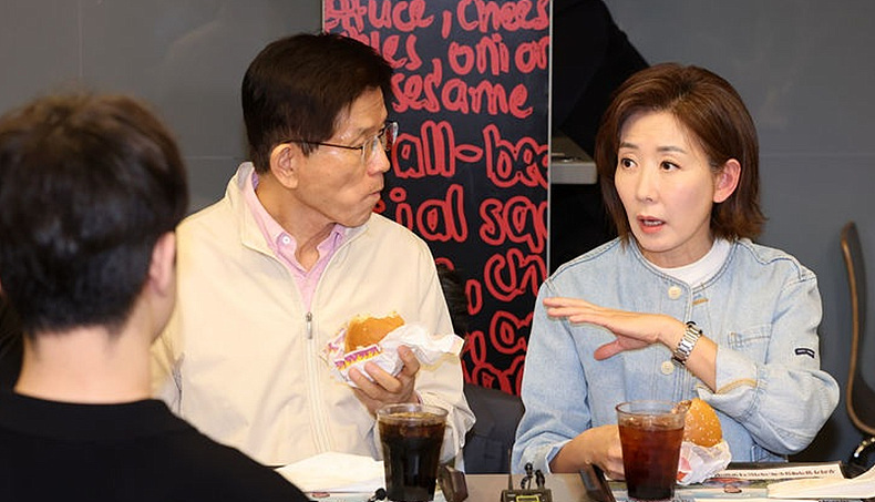 지난달 12일 서울 동작구 맥도날드 중앙대학교점서 햄버거 회동을 갖고 있는 김문수 국민의힘 대선후보와 나경원 국민의힘 의원 모습 ⓒ뉴시스