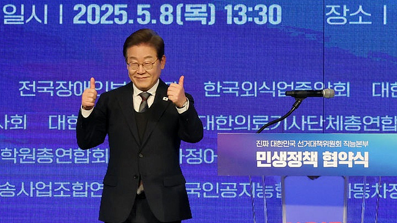 이재명 더불어민주당 대선후보가 8일 오후 서울 여의도 중소기업중앙회서 열린 중앙선대위 직능본부 민생정책 협약식서 인사말에 앞서 전 엄지손가락을 치켜세우며 인사하고 있다. ⓒ뉴시스