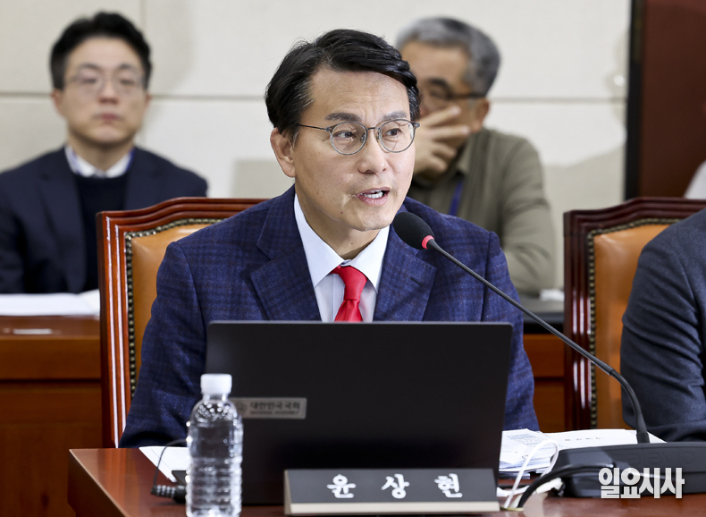 국민의힘 김문수 대선후보와 무소속 한덕수 예비후보 간 2차 단일화 협상이 지난 8일 결렬된 가운데, 당 지도부는 후보 단일화 적합도 여론조사 결과대로 최종 후보를 결정하겠다는 입장을 밝혔다. 이 같은 상황에서 윤상현 국민의힘 의원이 이날, 당내 의원 20명가량이 탈당해 정당을 만든 후 한 예비후보를 기호 3번으로 출마시키자고 제안했다. ⓒ고성준 기자