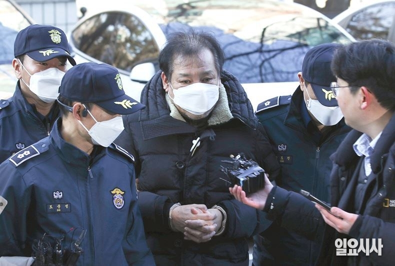 지난해 12월19일, 서울 남부지법서 예정된 영장실질심사에 출석 중인 무속인 ‘건진법사’ 전성배씨 ⓒ문경덕 기자