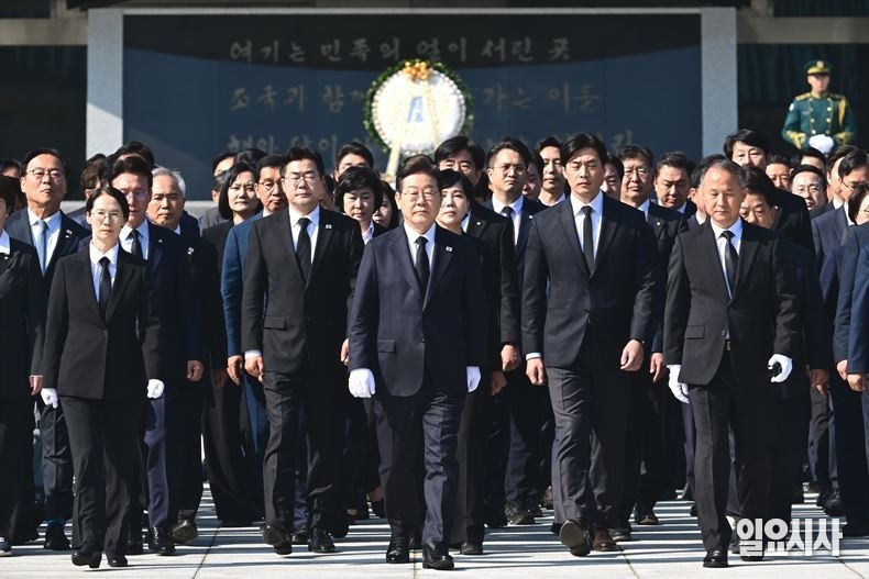 이재명 더불어민주당 대선후보가 지난달 28일, 서울 동작구 소재의 국립현충원 참배를 마친 후 전직 대통령 묘소로 향하고 있다. ⓒ사진공동취재단