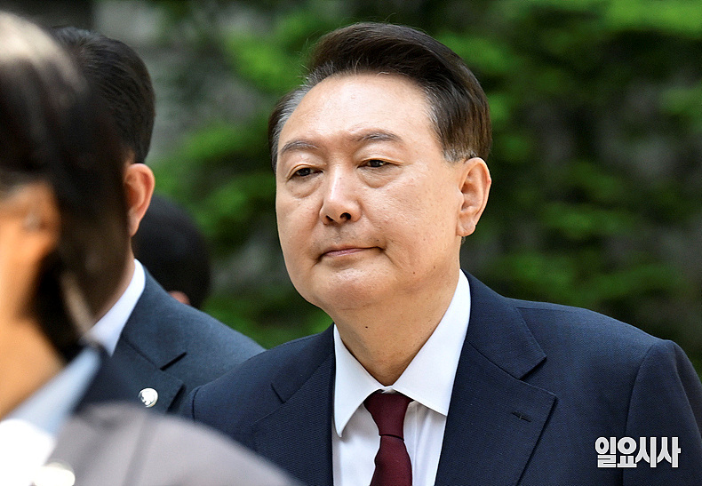 윤석열 전 대통령이 12일 오전 서울 서초구 서울중앙지법에서 열린 내란 우두머리 혐의, 직권남용 권리행사방해 혐의 사건 3차 공판에 출석하고 있다. ⓒ사진공동취재단