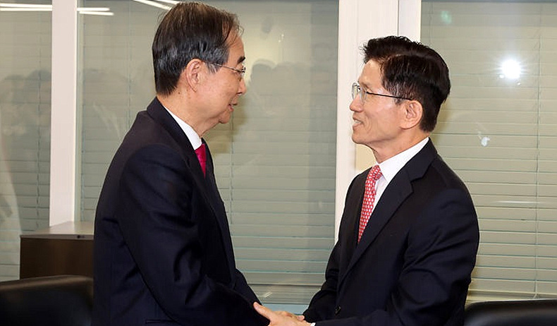  김문수 국민의힘 대선후보(사진 오른쪽)가 지난 11일 오전 서울 여의도 국민의힘 당사 내 대통령 후보실서 한덕수 전 국무총리와 회동하며 손을 맞잡고 있다. ⓒ뉴시스