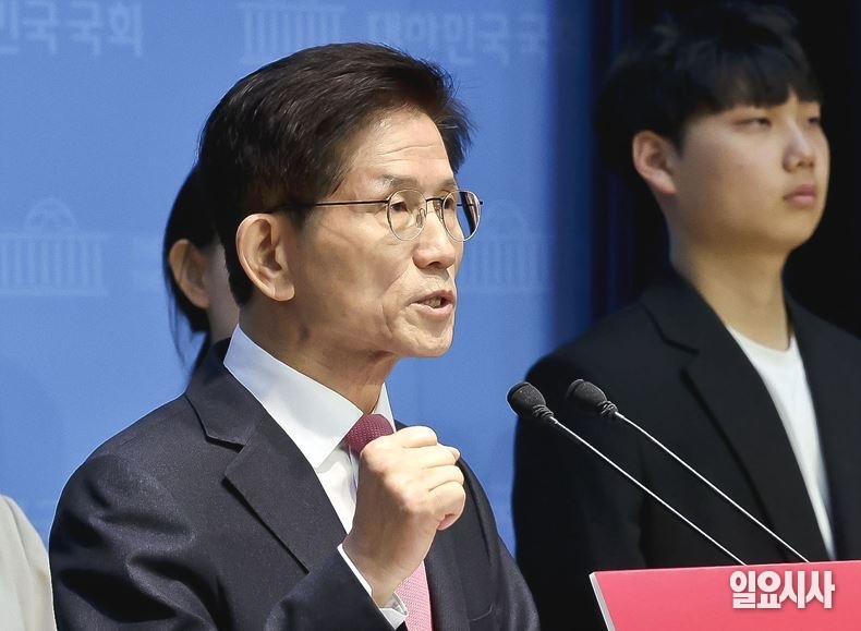 김문수 국민의힘 대선후보가 지난달 9일, 서울 여의도 국회를 찾아 대선 출마 기자회견을 갖고 있다. ⓒ고성준 기자