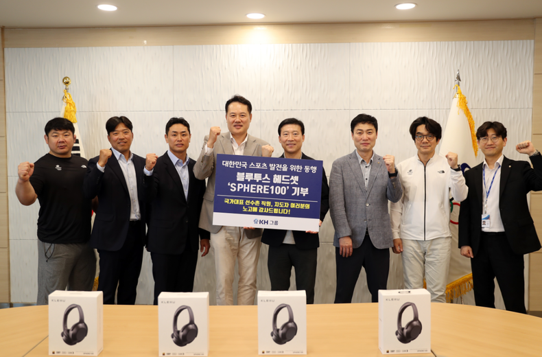 15일, KH그룹의 알펜시아리조트와 대한체육회 국가대표 선수촌이 협약식 직후 기부물품인 블루투스 헤드셋 ‘SPHERE100' 전달식을 진행하고 양 기관의 관계자들이 기념촬영을 갖고 있다.