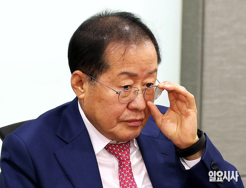 정계 은퇴를 선언하고 미국 하와이로 떠난 홍준표 전 대구시장이 “대선이 끝나면 돌아가겠다”고 밝히면서 그의 정계 복귀 여부에 또다시 관심이 쏠리고 있다. 사진은 홍 전 대구시장 ⓒ문경덕 기자