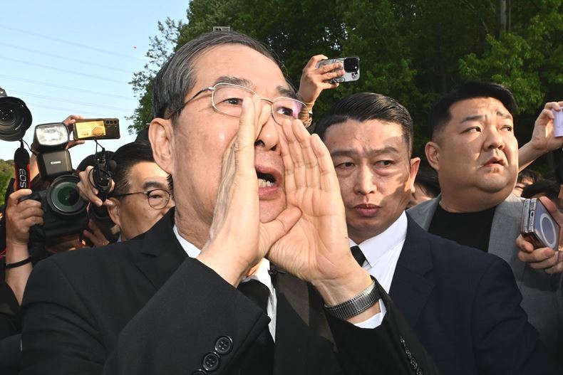지난 2일, 광주 소재의 국립5·18민주묘지를 찾았던 당시 한덕수 대선 무소속 예비후보가 “저도 호남 사람입니다”라며 참배 반대에 나선 광주 시민들을 향해 읍소하고 있다. ⓒ뉴시스